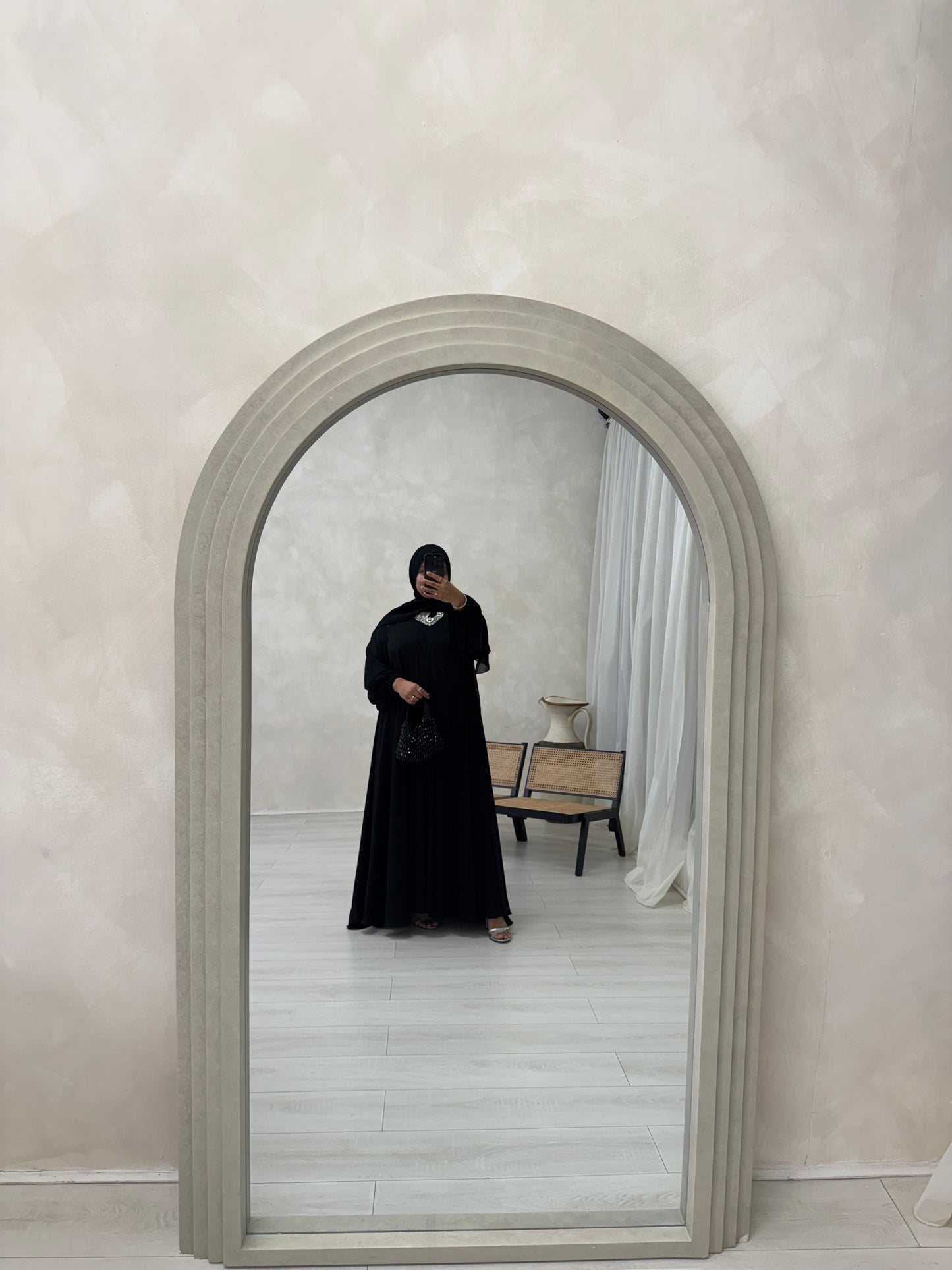 Liyana - Flowy open abaya with cuffed sleeves (Black)
