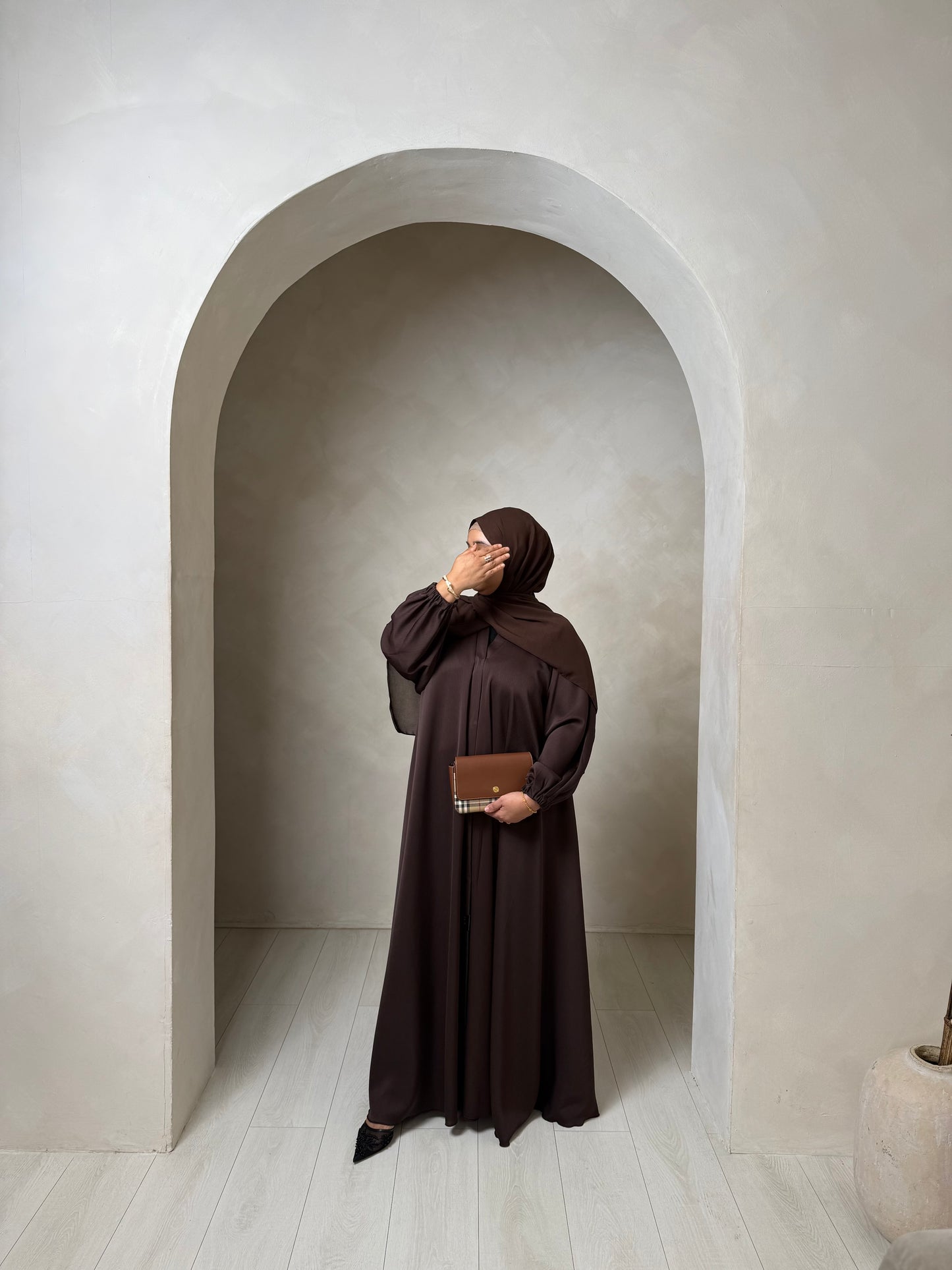 Liyana - Flowy open abaya with cuffed sleeves (Mocha)