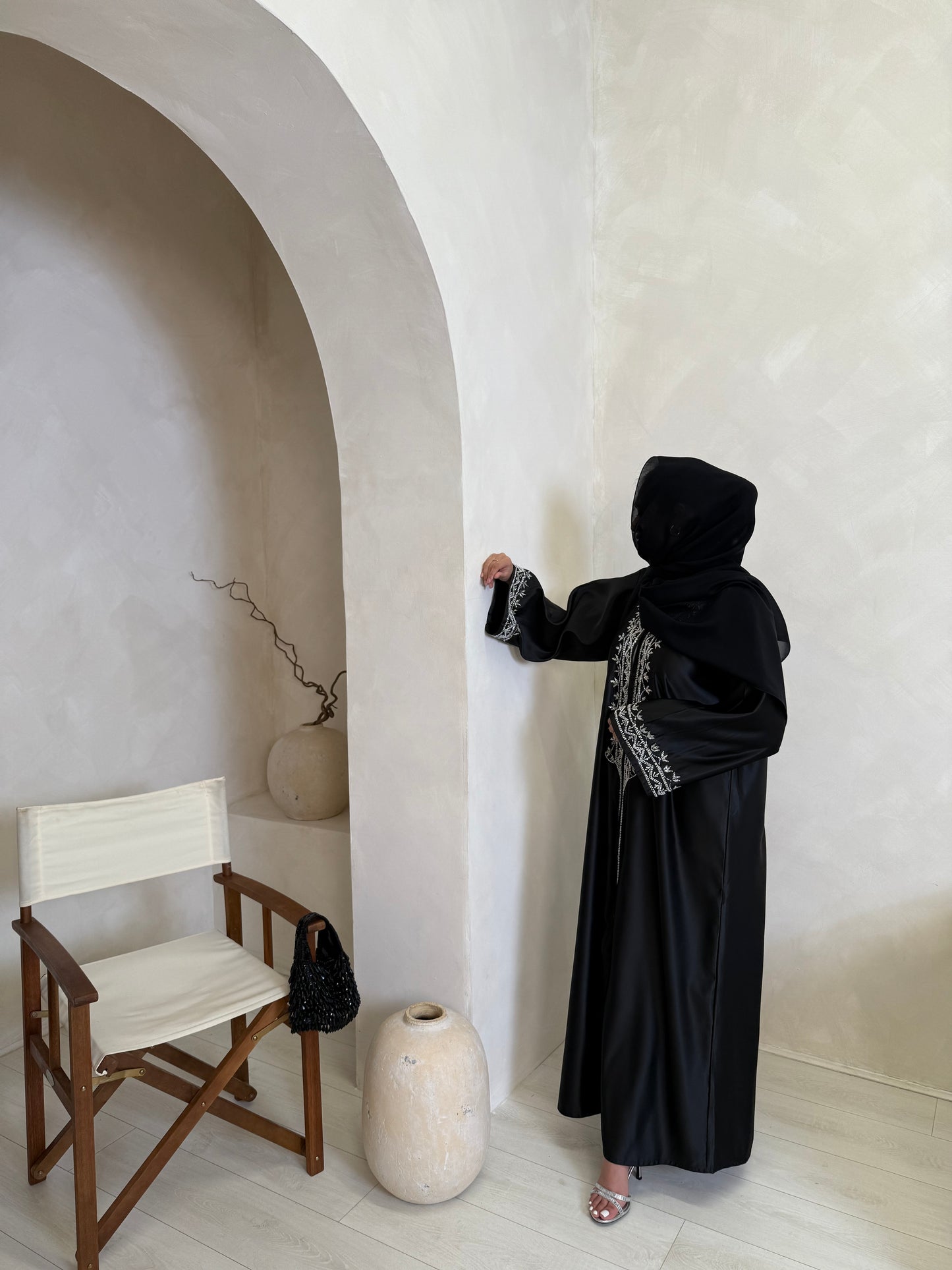 Niah - Embellished abaya (Black)