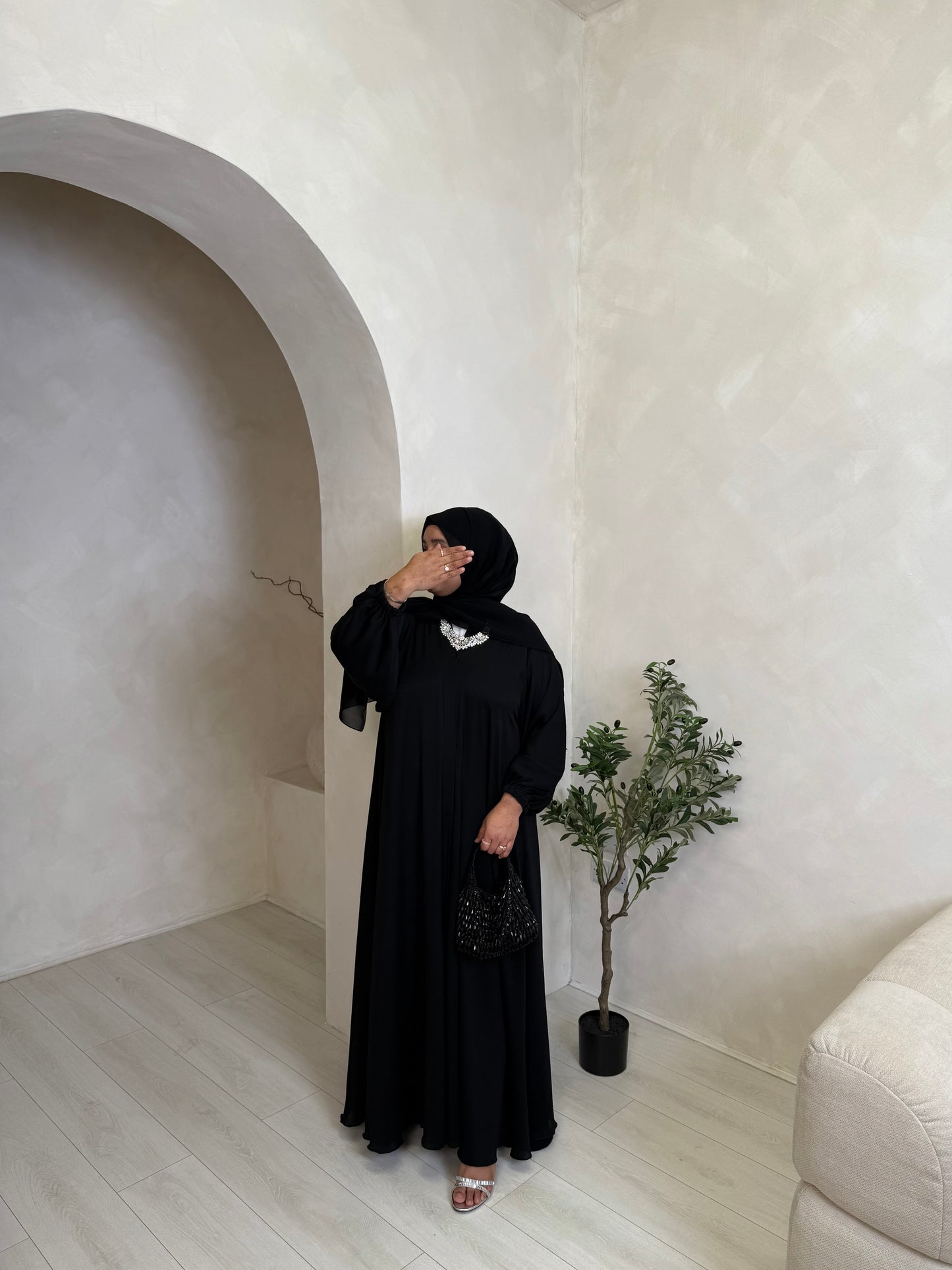 Liyana - Flowy open abaya with cuffed sleeves (Black)