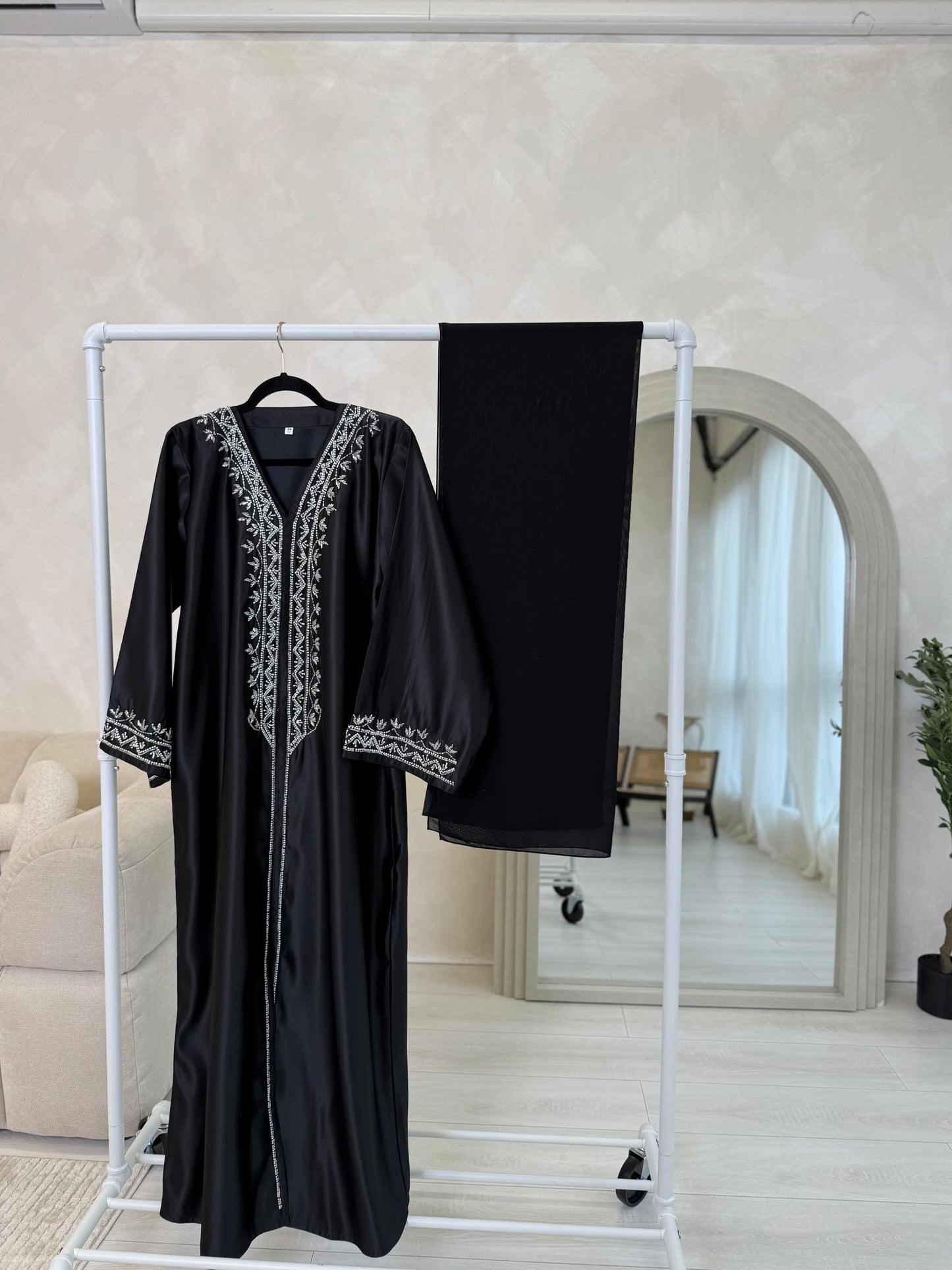 Niah - Embellished abaya (Black)