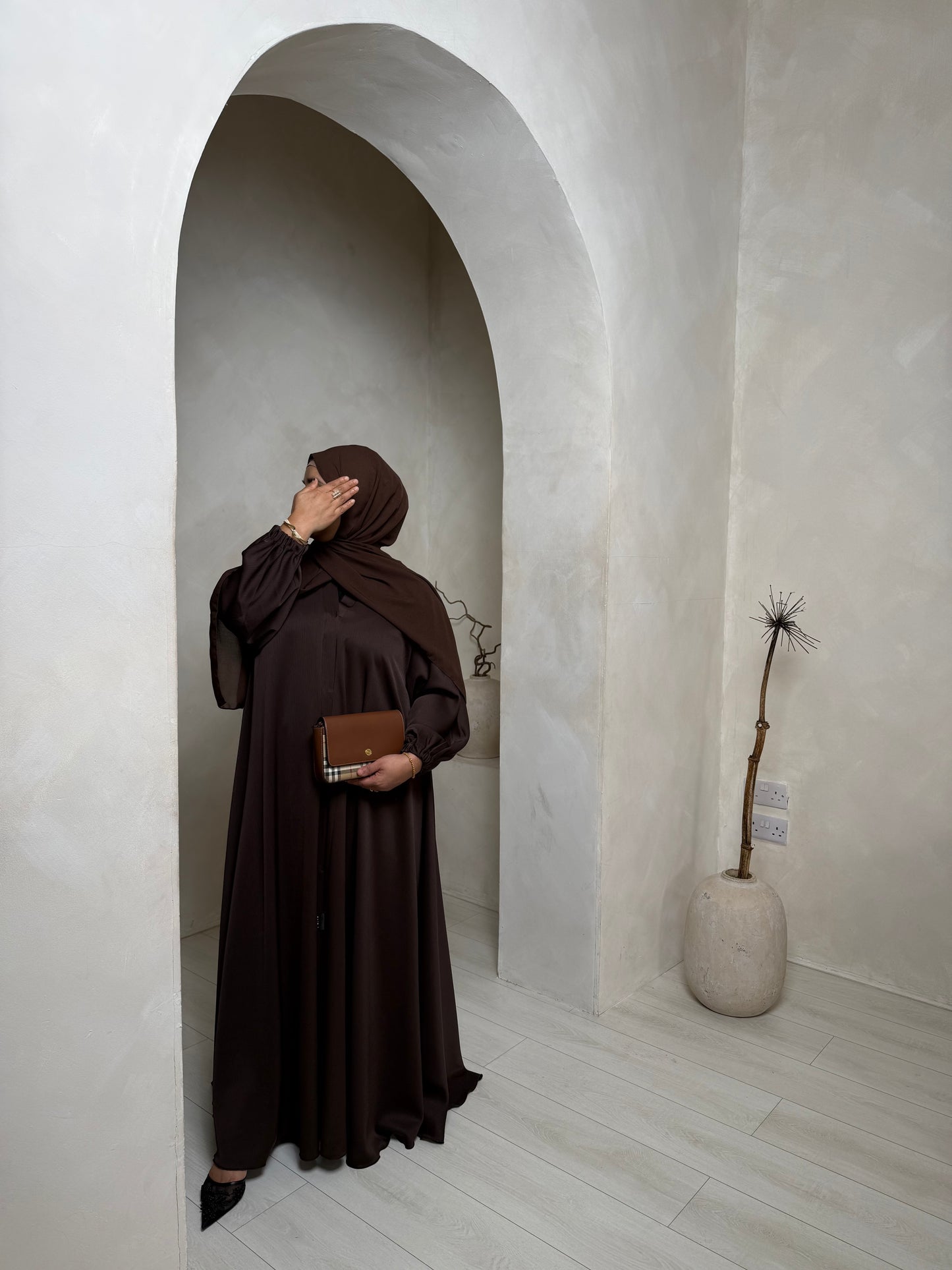 Liyana - Flowy open abaya with cuffed sleeves (Mocha)